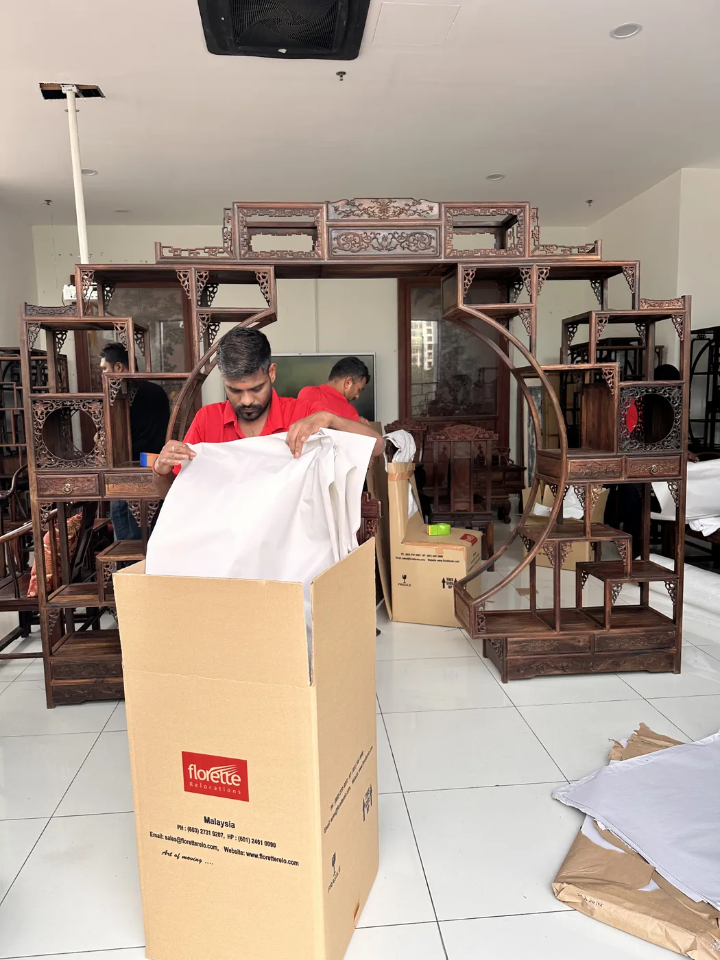 Final securing of packed crates and boxes for safe door-to-door delivery